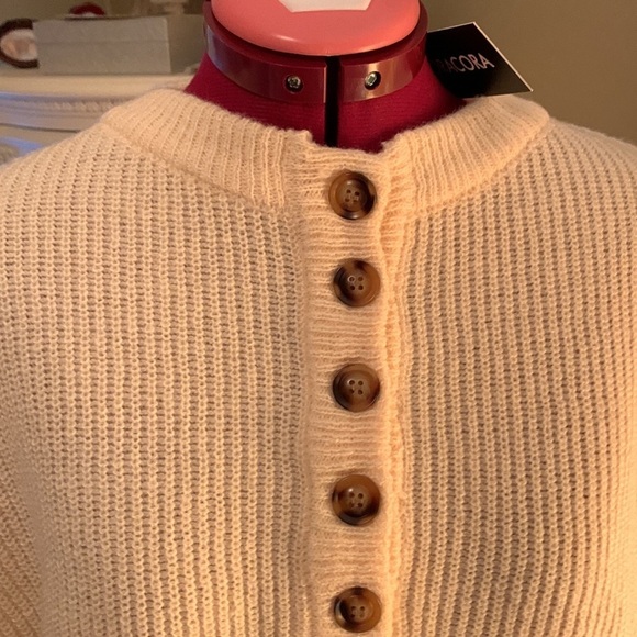 Nora Cora round neck sweater with button detail  NWT 🔴 - Picture 3 of 9